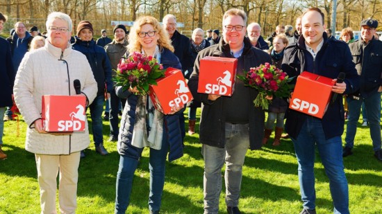 SPD-Kreistagsfraktionsvorsitzende Angela Hohmann, Landtagskandidaten Ros-Marie Siemsglüß und Christoph Engelen, SPD-Kreisvorsitzender Maximilian Schmidt MdL